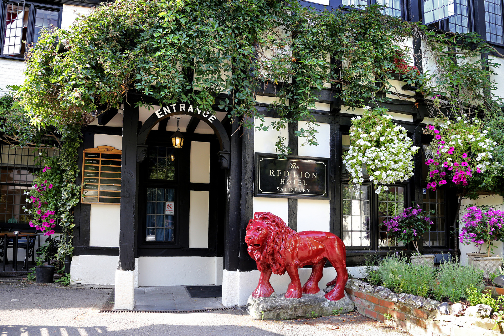 red-lion-hotel.jpg